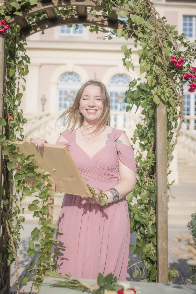 Elvina officiant une cérémonie laïque de mariage