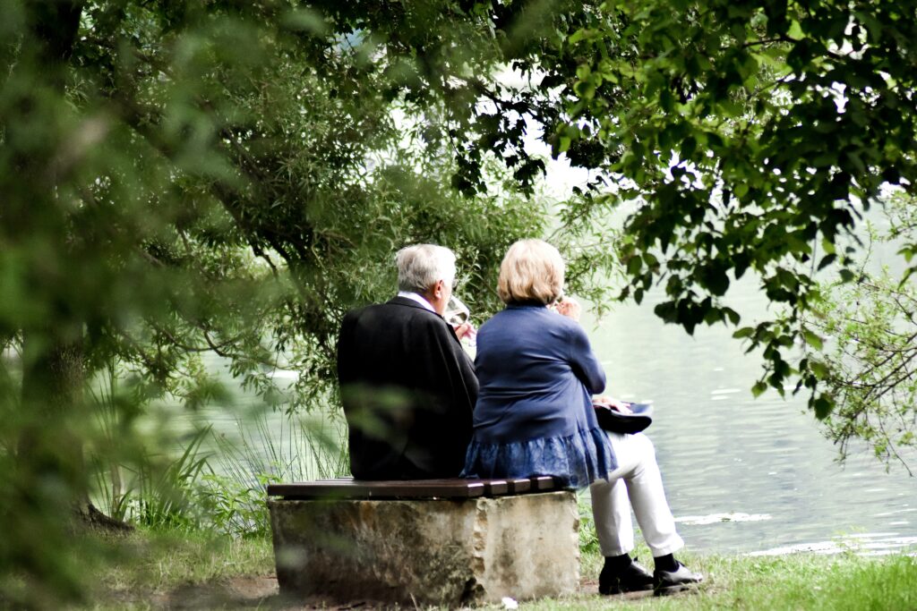 Couple assis l'un à côté de l'autre dans la nature