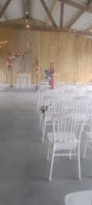Elvina dans la salle de la cérémonie laïque