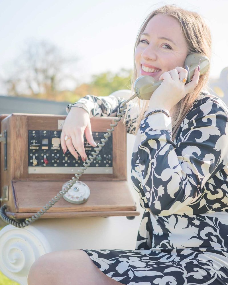 elvina au téléphone